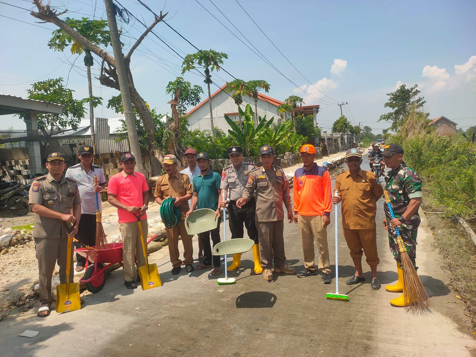 Sinergi Polsek Kalitengah Bersama Muspika dan BPBD, Kerja Bakti Bersihkan Lumut Sisa Genangan 4 Bulan