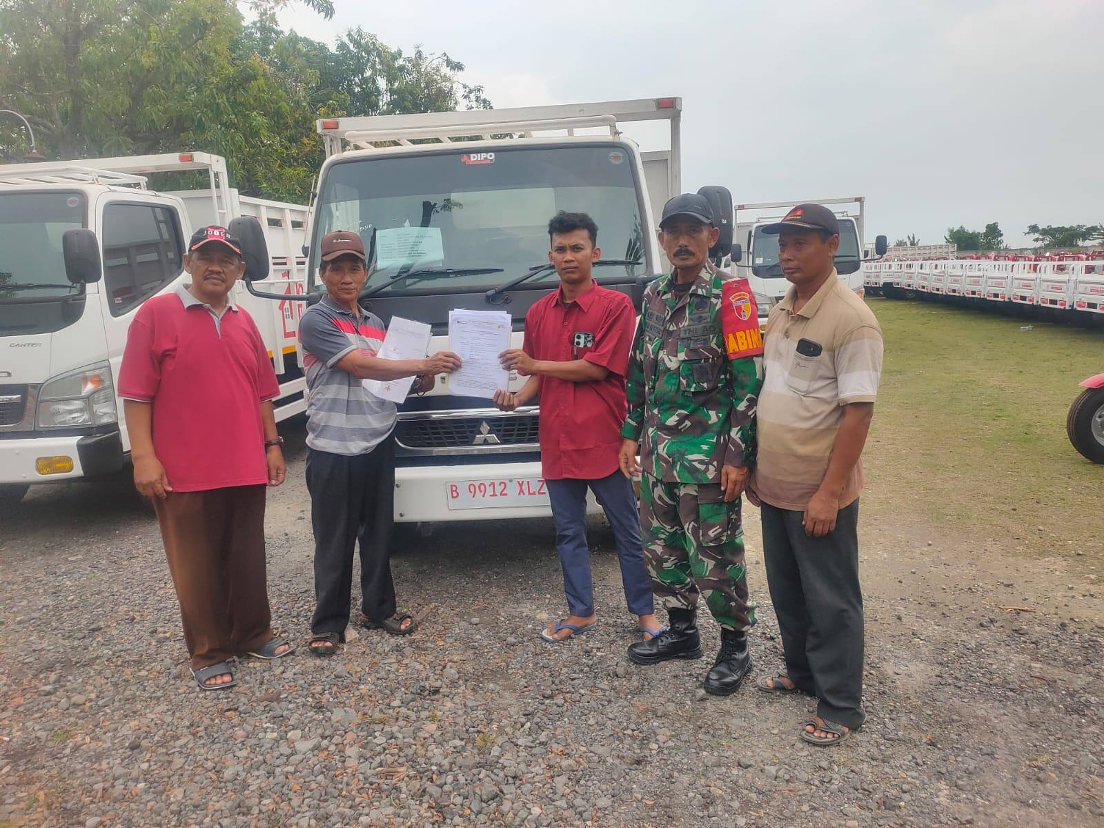 Babinsa Kodim 0812 Lamongan Pastikan Penyaluran 42 Truk Fuso ke KDKMP Aman