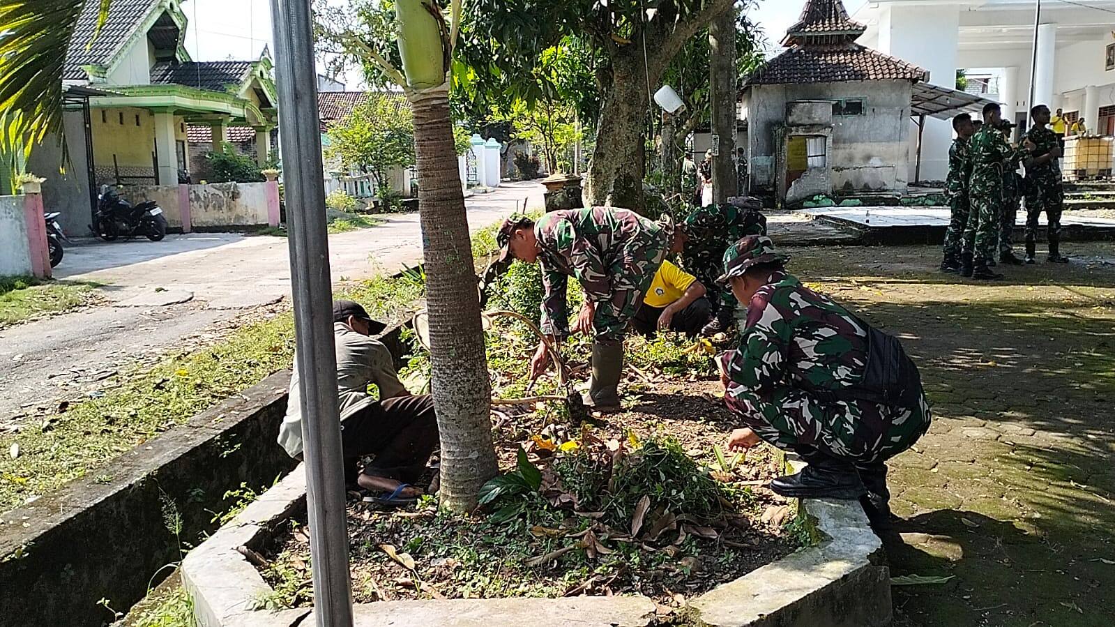 Karya Bhakti Koramil 0812/06 Ngimbang, Langkah Nyata Menuju Desa Bersih dan Asri