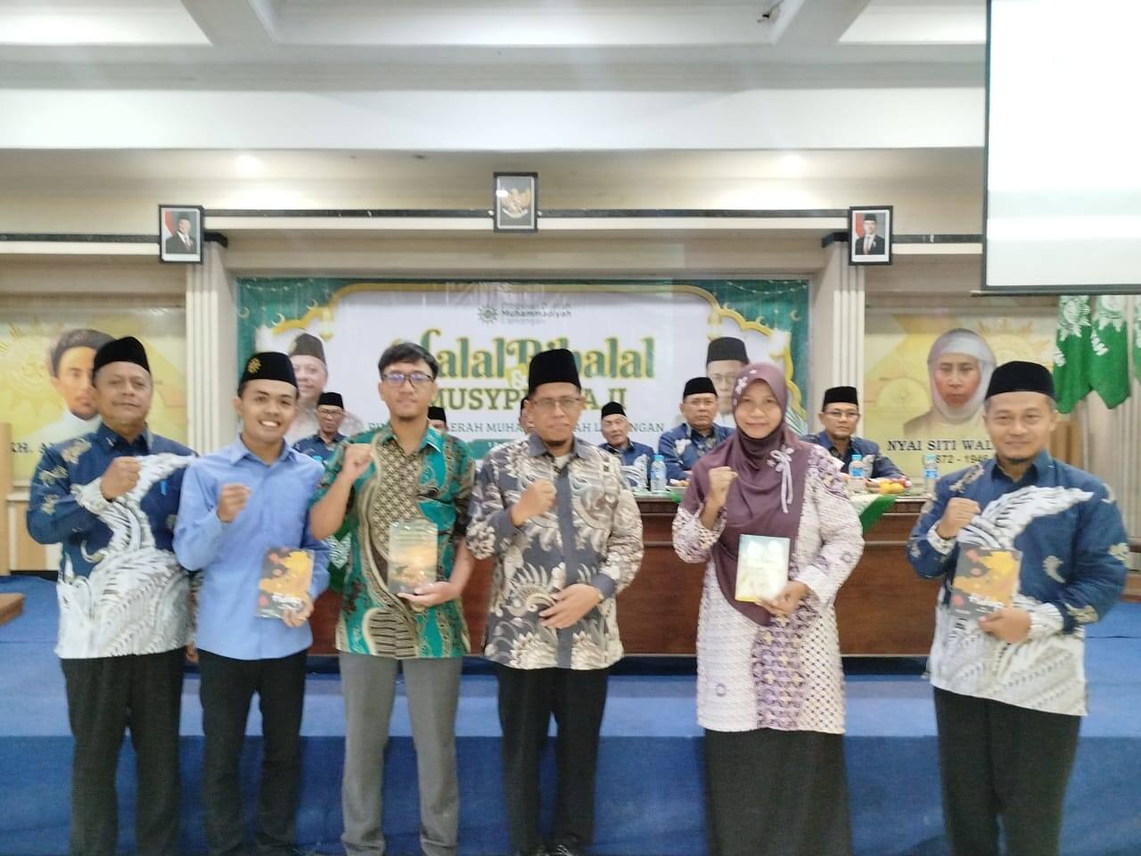Peluncuran Buku Guru SMA Fourmula Meriahkan Halalbihalal dan Musypimda PDM Lamongan