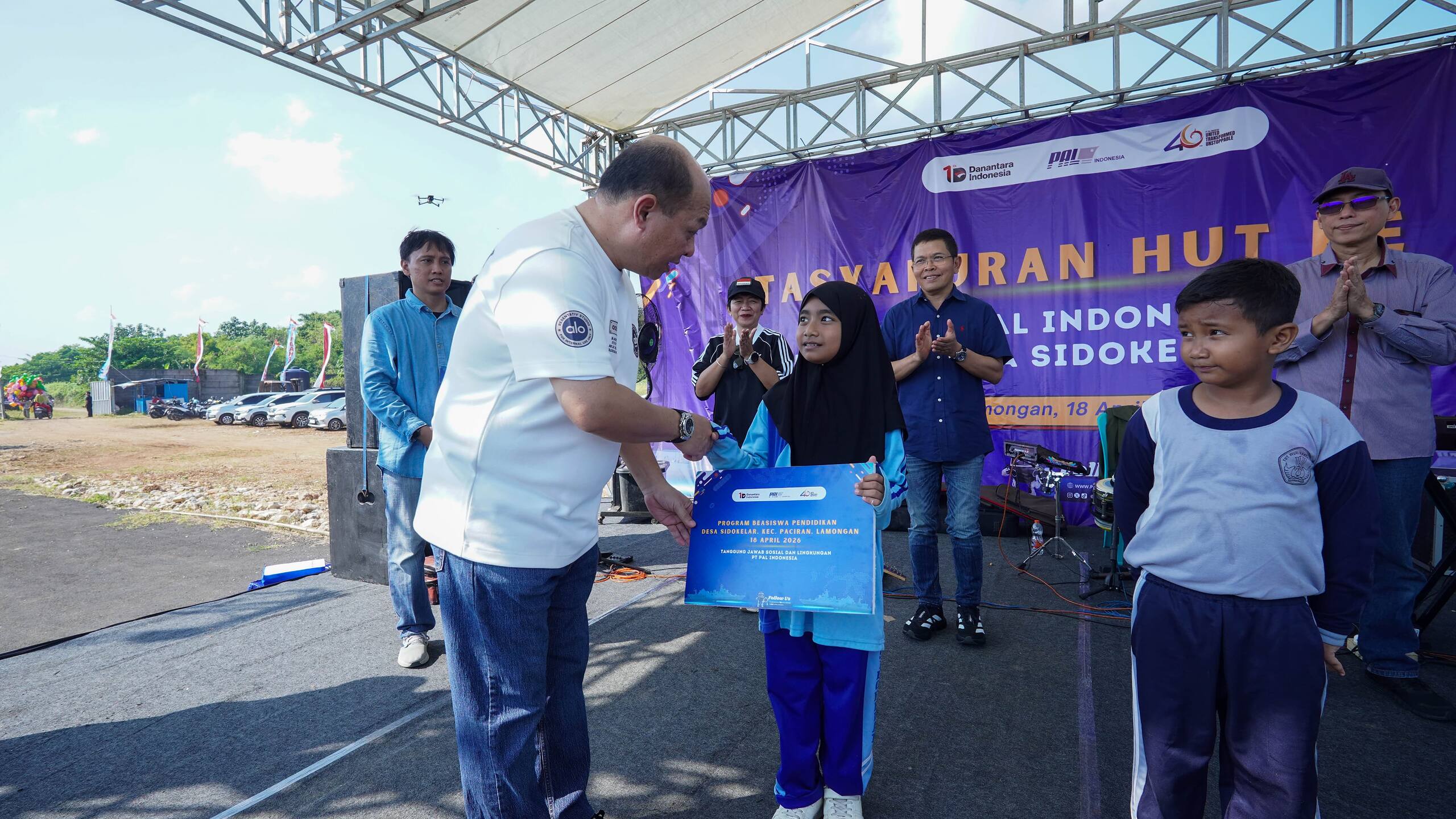 Momentum HUT ke-46, PT PAL Indonesia Dekatkan Diri dengan Warga dan Beri Beasiswa