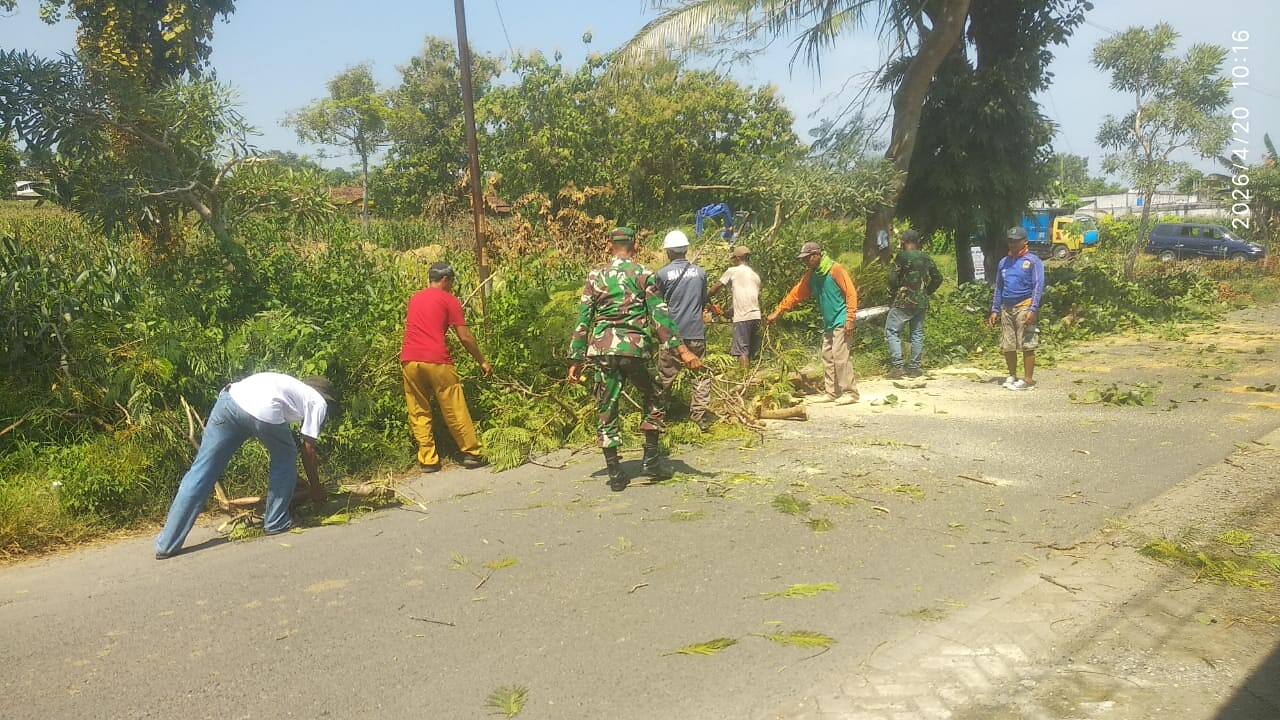 Babinsa 0812/12 Modo Bersama Warga Gelar Kerja Bakti di Jalan Dradah–Sukorame
