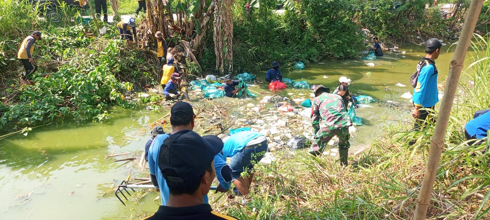 Kolaborasi TNI dan Masyarakat Gelar Aksi Bersih Sungai Bersama Sungai Watch di Balun