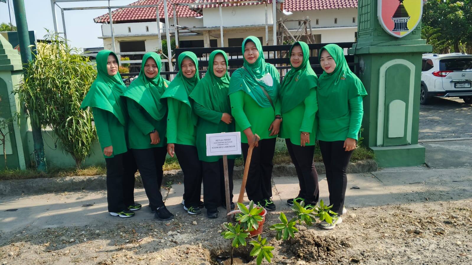 HUT ke-80 Persit KCK, Ranting Sukodadi Hijaukan Sekitar Koramil dengan Aksi Tanam Pohon