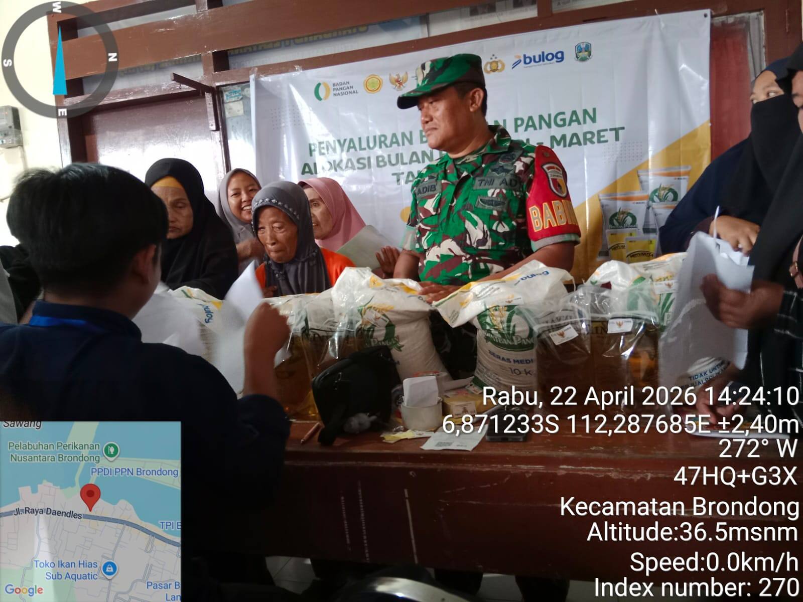 Kawal Bantuan Tepat Sasaran, Babinsa Koramil 0812/18 Brondong Dampingi Penyaluran Pangan