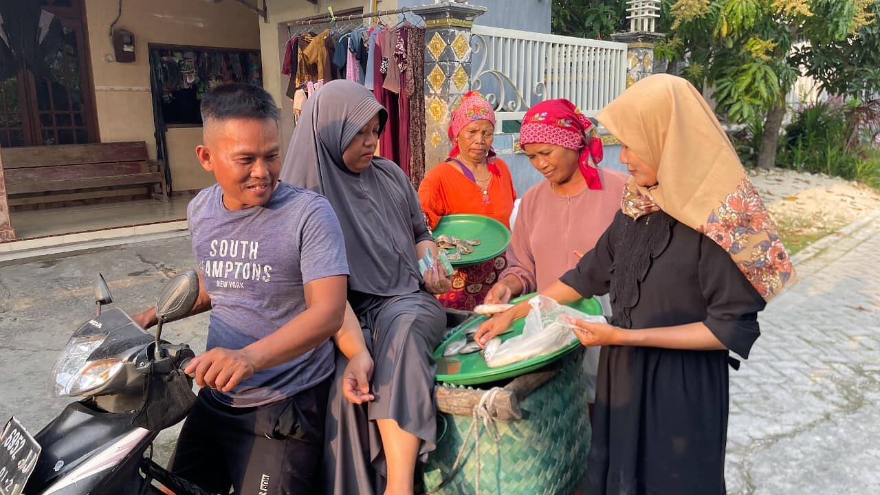 Dari Kesederhanaan ke Baitullah, Pasutri Pedagang Ikan Lamongan Berangkat Haji Usai 14 Tahun Menunggu