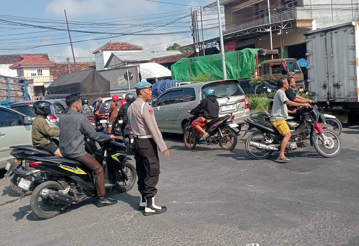 Kecelakaan Picu Macet, Polsek Babat Sigap Lakukan Pengaturan Lalin