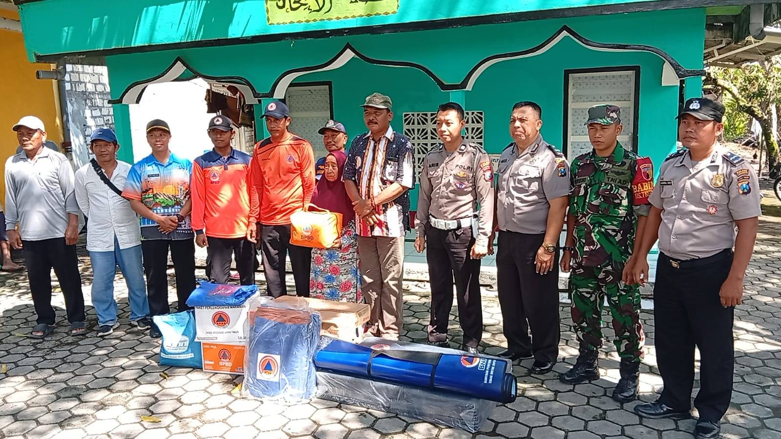 Wujud Kepedulian, Babinsa 0812/10 Babat Bersinergi Salurkan Bantuan Korban Kebakaran di Sumurgenuk