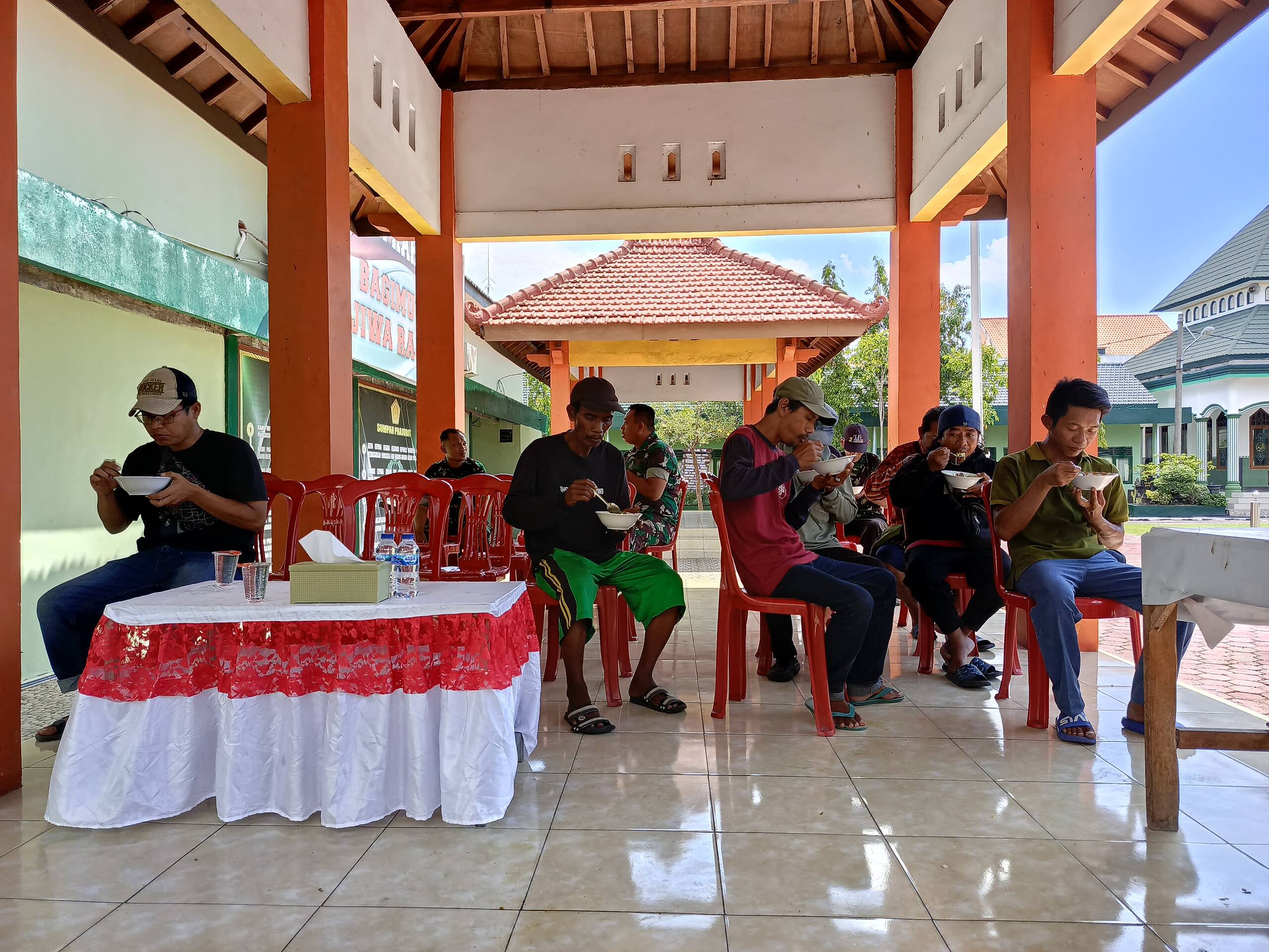 Hangatnya Jumat Berkah, Kodim 0812 Lamongan Ajak Warga Makan Soto Bersama