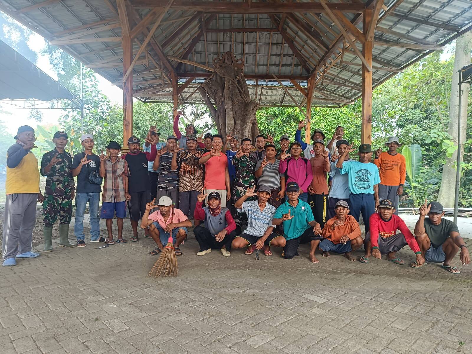 Koramil 0812/24 Sukorame dan Warga Kompak Rawat Punden Desa Sembung Lewat Karya Bakti