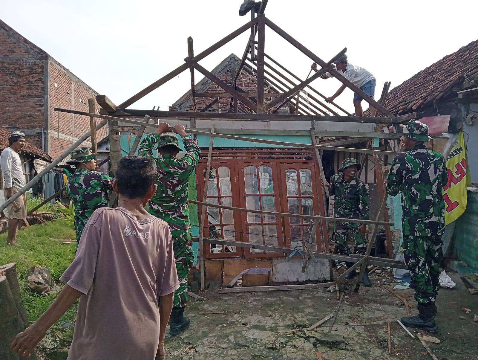 Wujud Kepedulian Sosial, Babinsa 0812/03 Turi Bersama Warga Tangani Rutilahu Lewat Gotong Royong