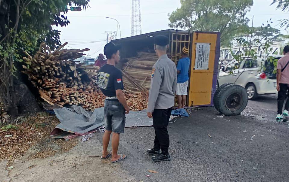 Truk Patah As Picu Macet, Polsek Deket Sigap Lakukan Penguraian Lalu Lintas