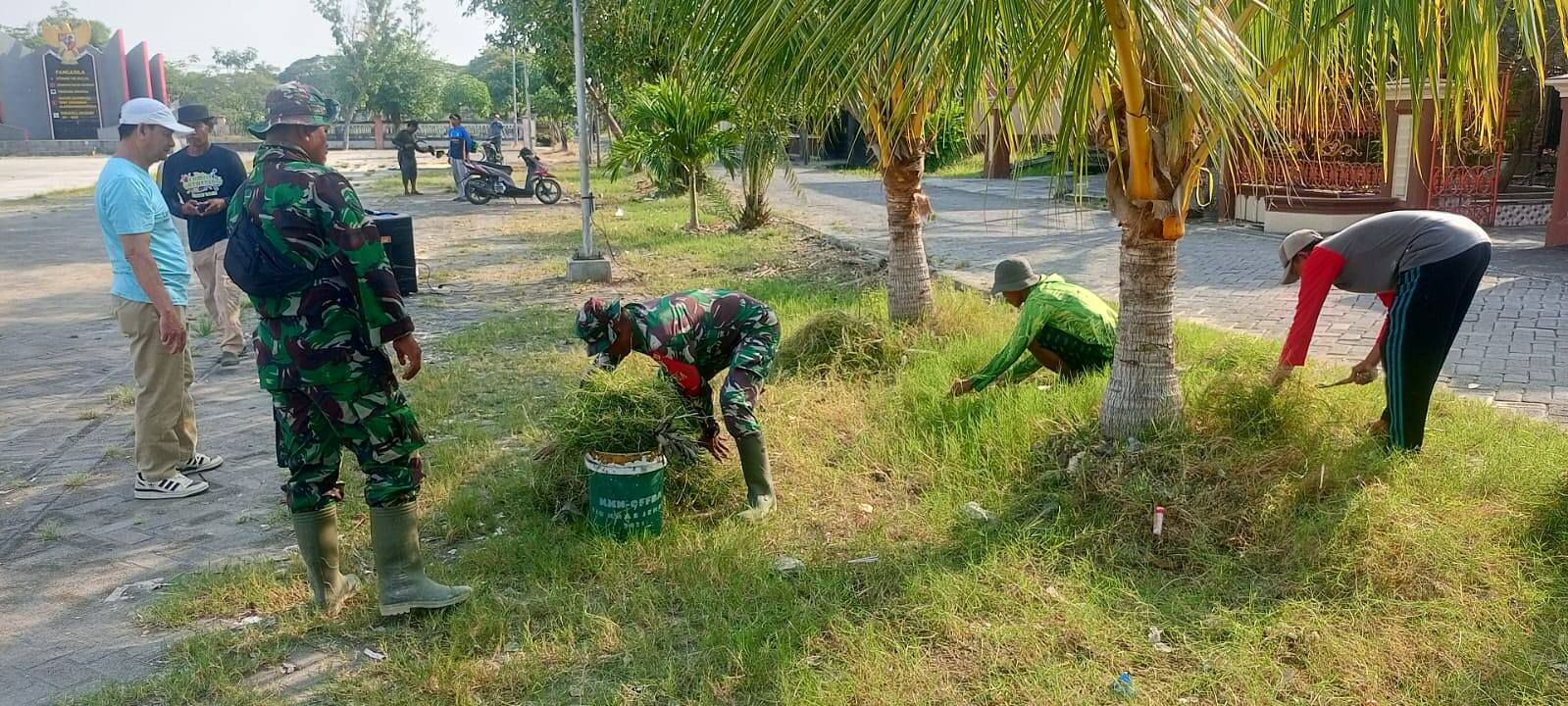 Jaga Kelestarian Alam, Koramil 0812/03 Turi Ajak Warga Bersihkan Sungai dan Tanam Pohon