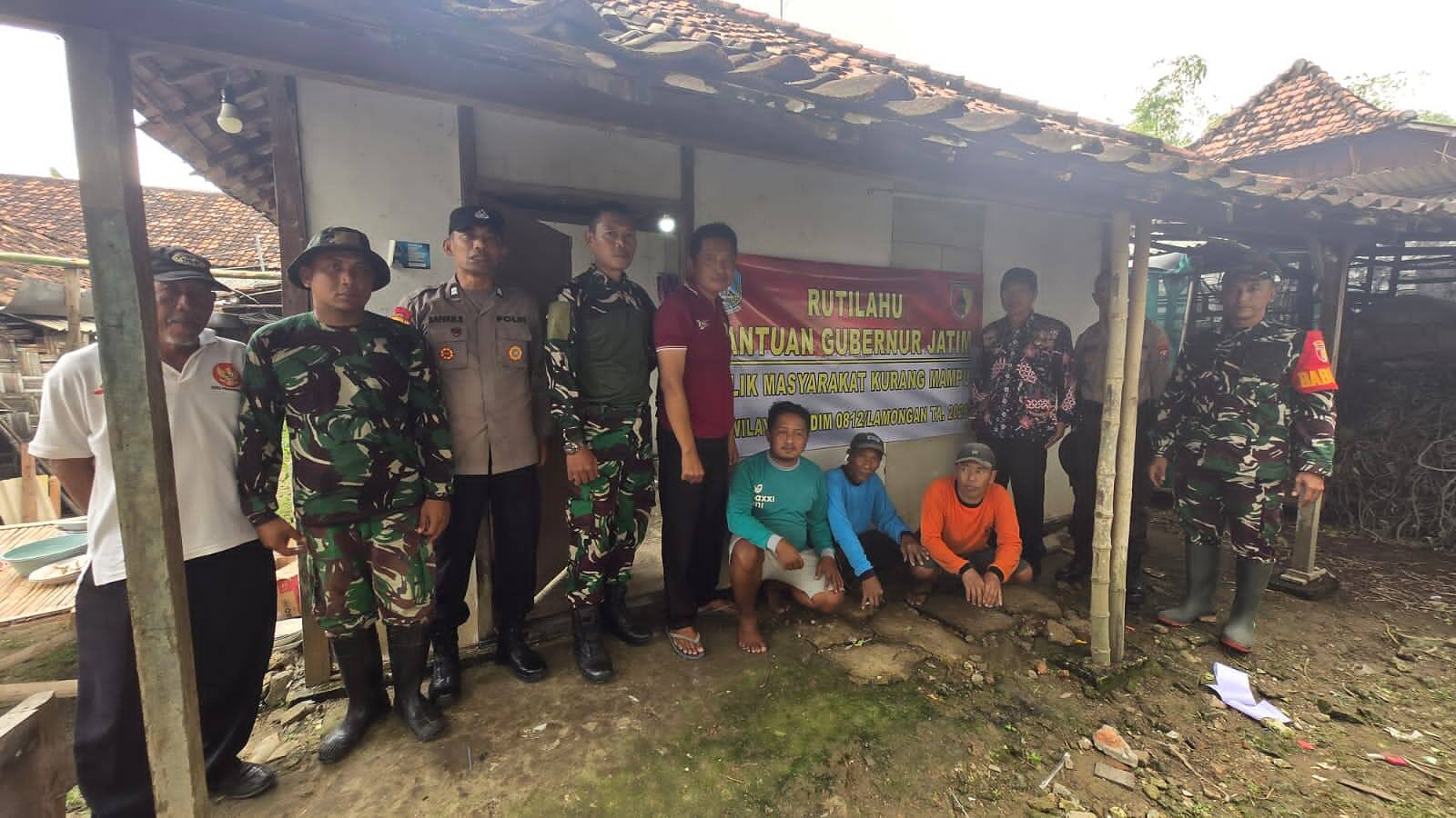 TNI-Polri Bersama Warga Laren Rehab Rumah Tak Layak Huni