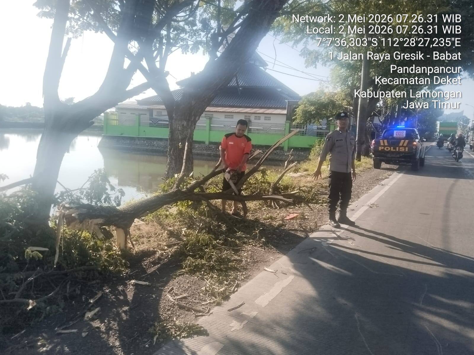 Respons Cepat Polisi Bersama Warga Evakuasi Pohon Tumbang di Jalur Lamongan–Gresik