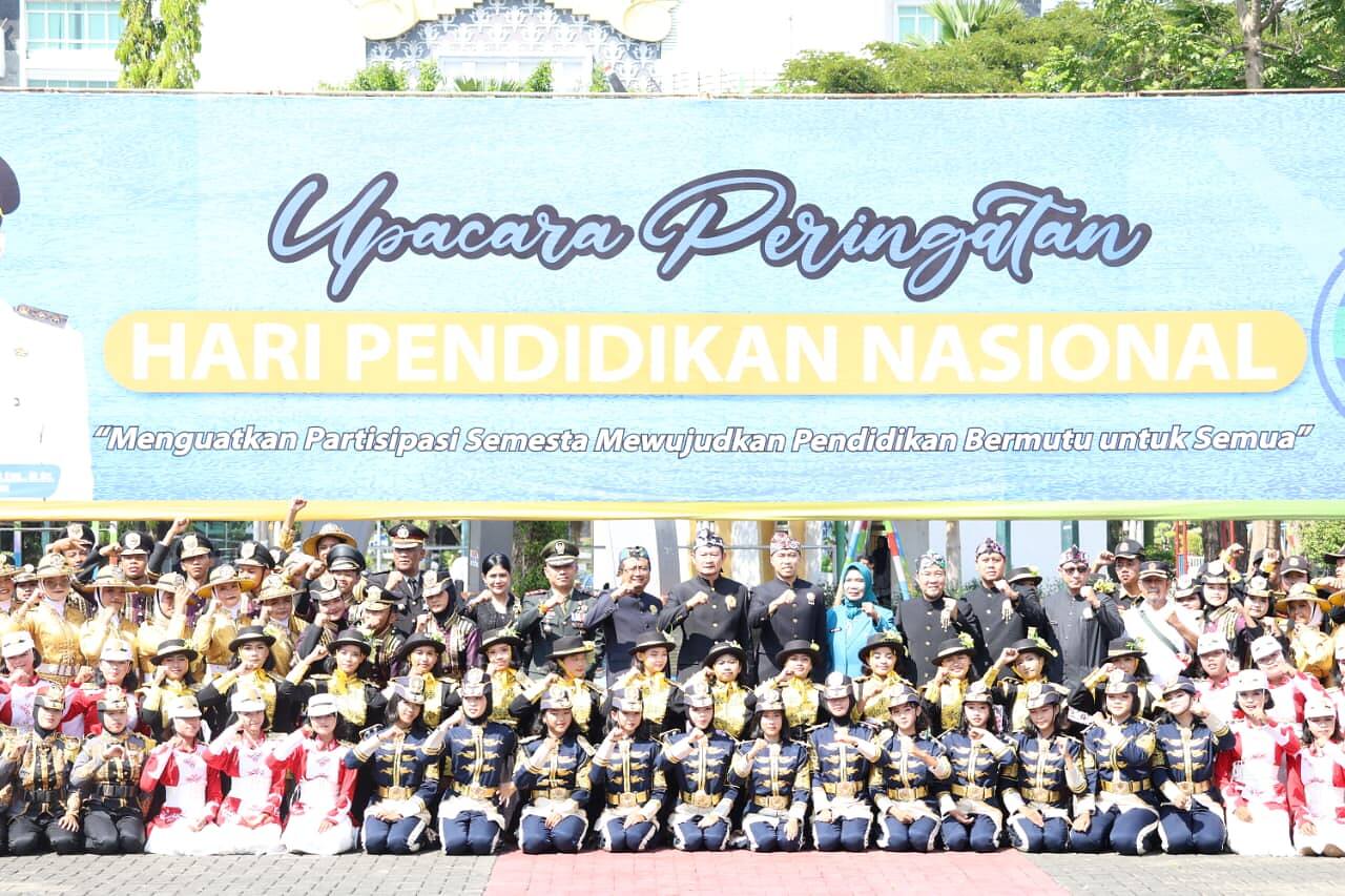 Dandim 0812 Bersama Ketua Persit KCK Hadiri Peringatan Hardiknas di Alun-Alun Lamongan