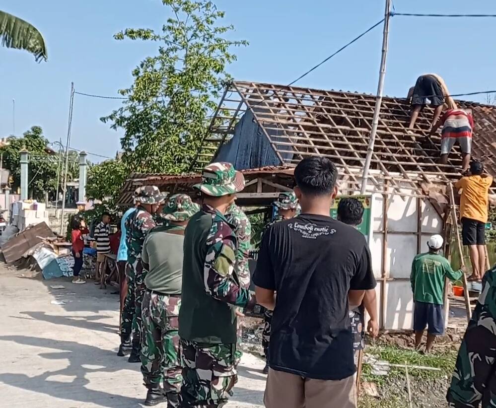 Koramil 0812/20 Karangbinangun Bersama Warga Bedah RTLH di Tiga Desa