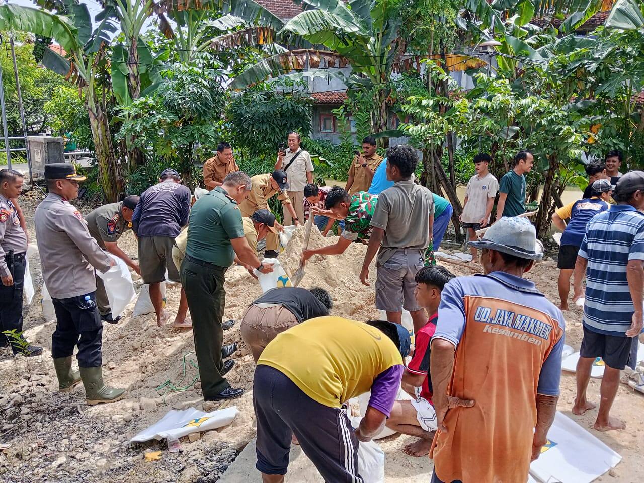 Koramil Babat Bersama Warga Bangun Saluran Irigasi di Desa Patihan