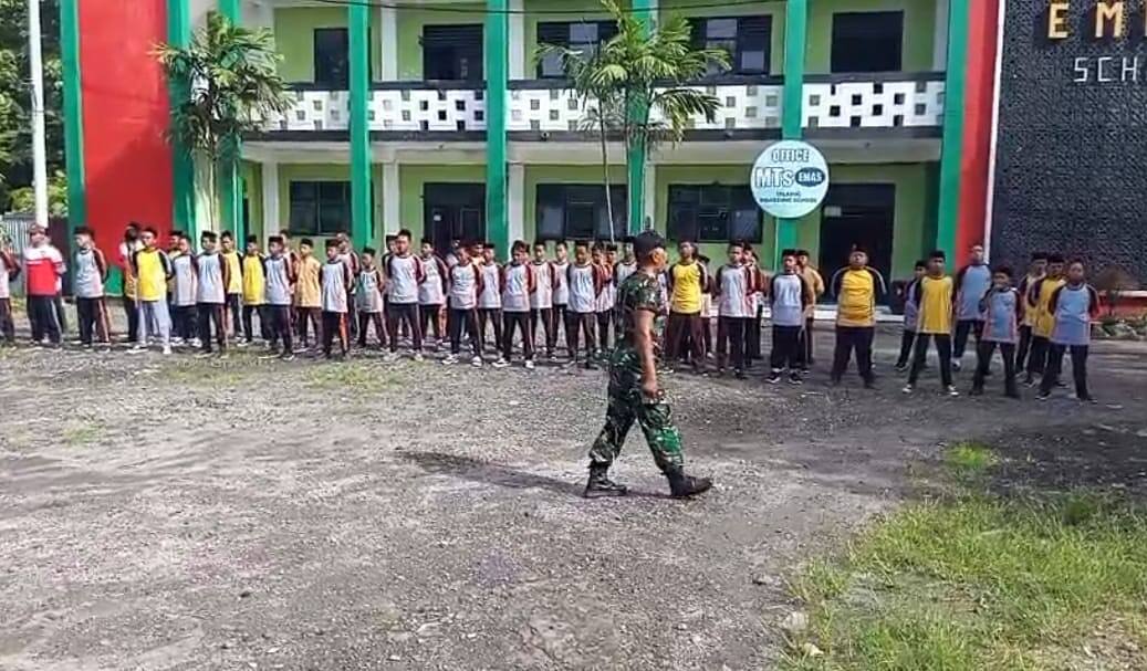 Disiplin dan Kekompakan, Babinsa Mantup Latih PBB Pelajar SMA EMAS Boarding School