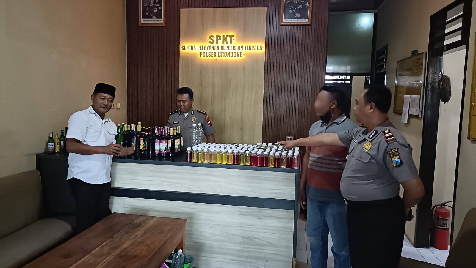 Berantas Miras Ilegal, Polsek Brondong Lakukan Razia