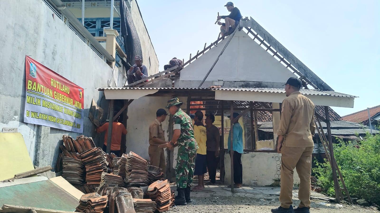 Danramil 0812/02 Deket Turun Langsung Bedah Rumah Warga Kurang Mampu di Babatagung