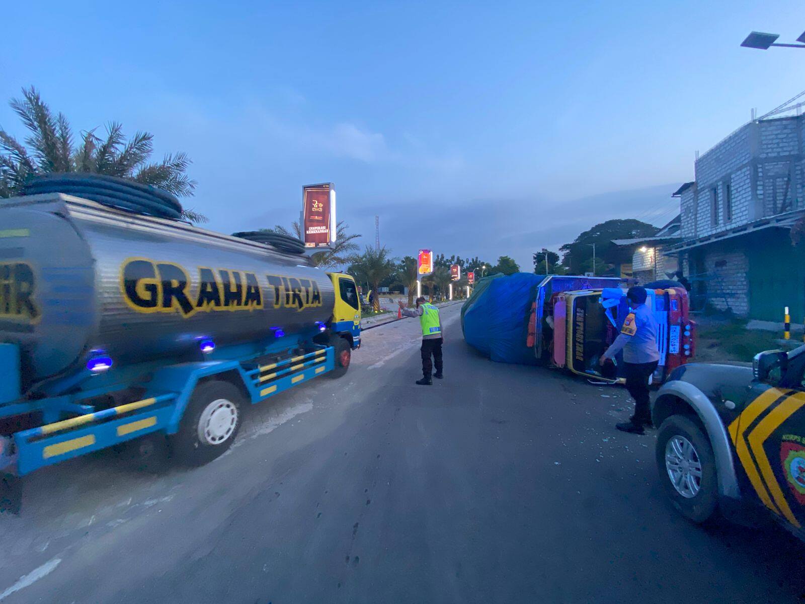 Aksi Cepat Polsek Ngimbang Tangani Kecelakaan Truk di Jalan Babat–Jombang