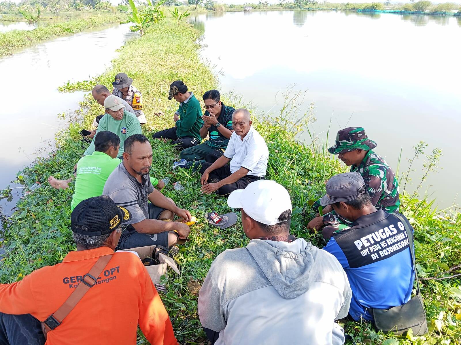 Babinsa 0812/16 Sekaran Aktif Dampingi Warga Benahi Saluran Irigasi dan Tanggul Liar