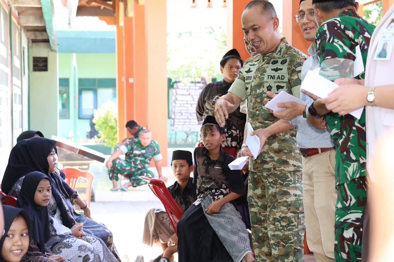 Jumat Penuh Berkah, Kodim 0812 Lamongan Berbagi Kebahagiaan dengan Anak Yatim dan Tukang Becak