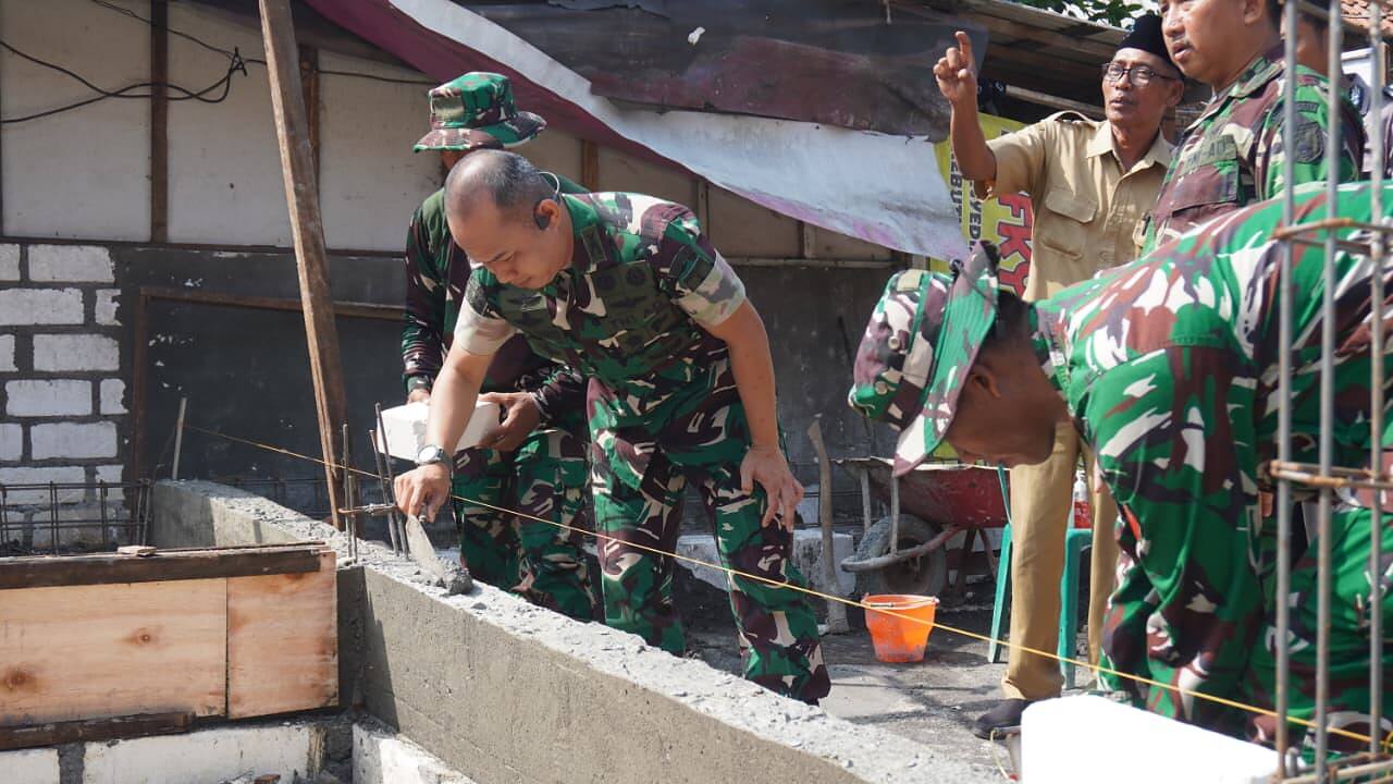 Dandim 0812 Lamongan Awali Pembangunan Rumah Layak Huni untuk Ibu Maryam
