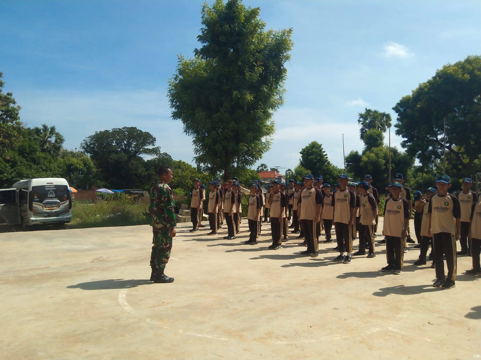 Babinsa 0812/17 Paciran Bekali Santri Ponpes Karangsawo Dasar PBB dan Kedisiplinan