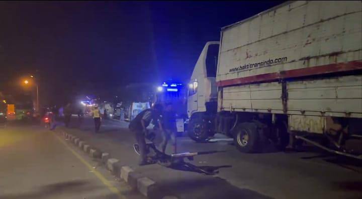 Polres Lamongan Gerak Cepat Tangani Trailer Terguling di Jalur Kebalandono Babat