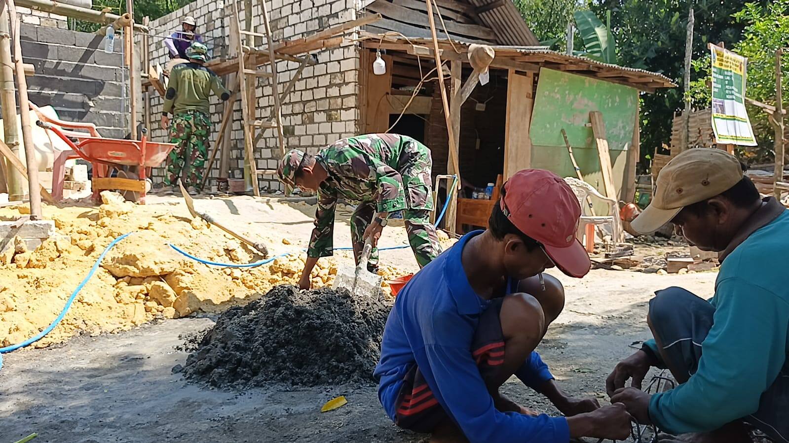 Kepedulian TNI untuk Rakyat, Koramil 0812/06 Ngimbang Gotong Royong Bedah Rumah Warga Slaharwotan
