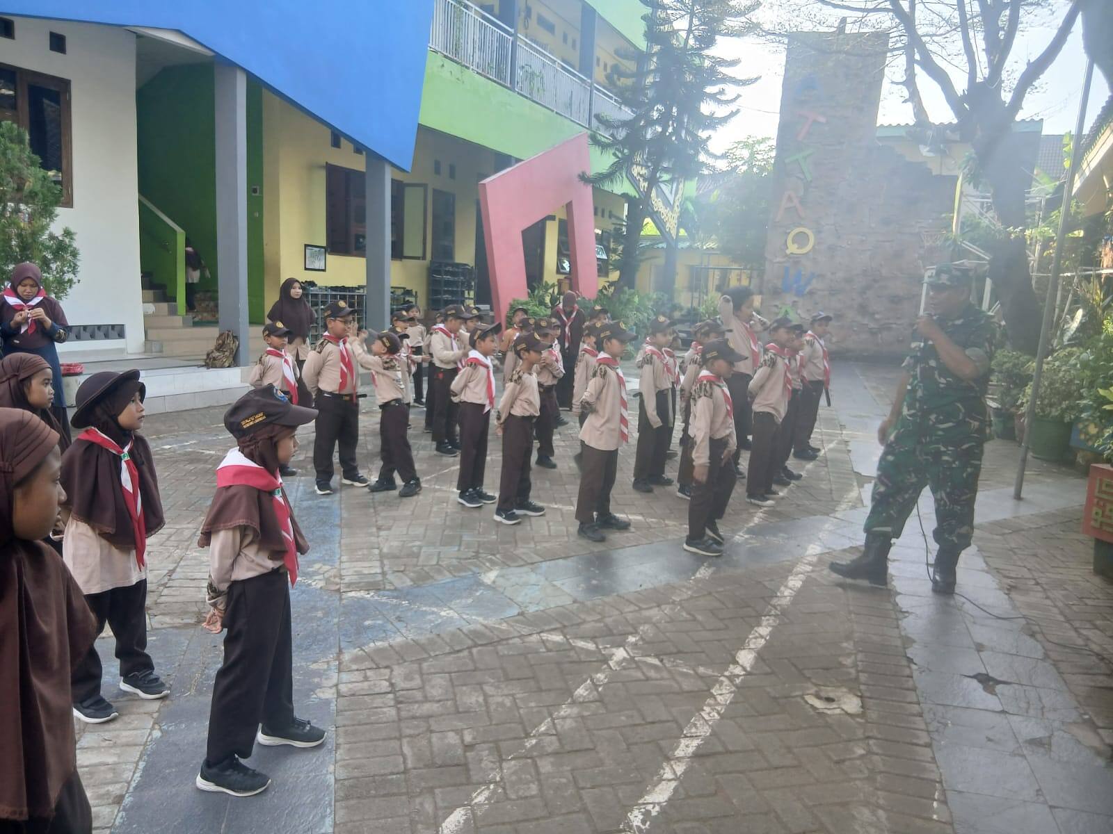 Babinsa 0812/18 Brondong Ajarkan Disiplin dan Cinta Tanah Air kepada Siswa At-Taqwa