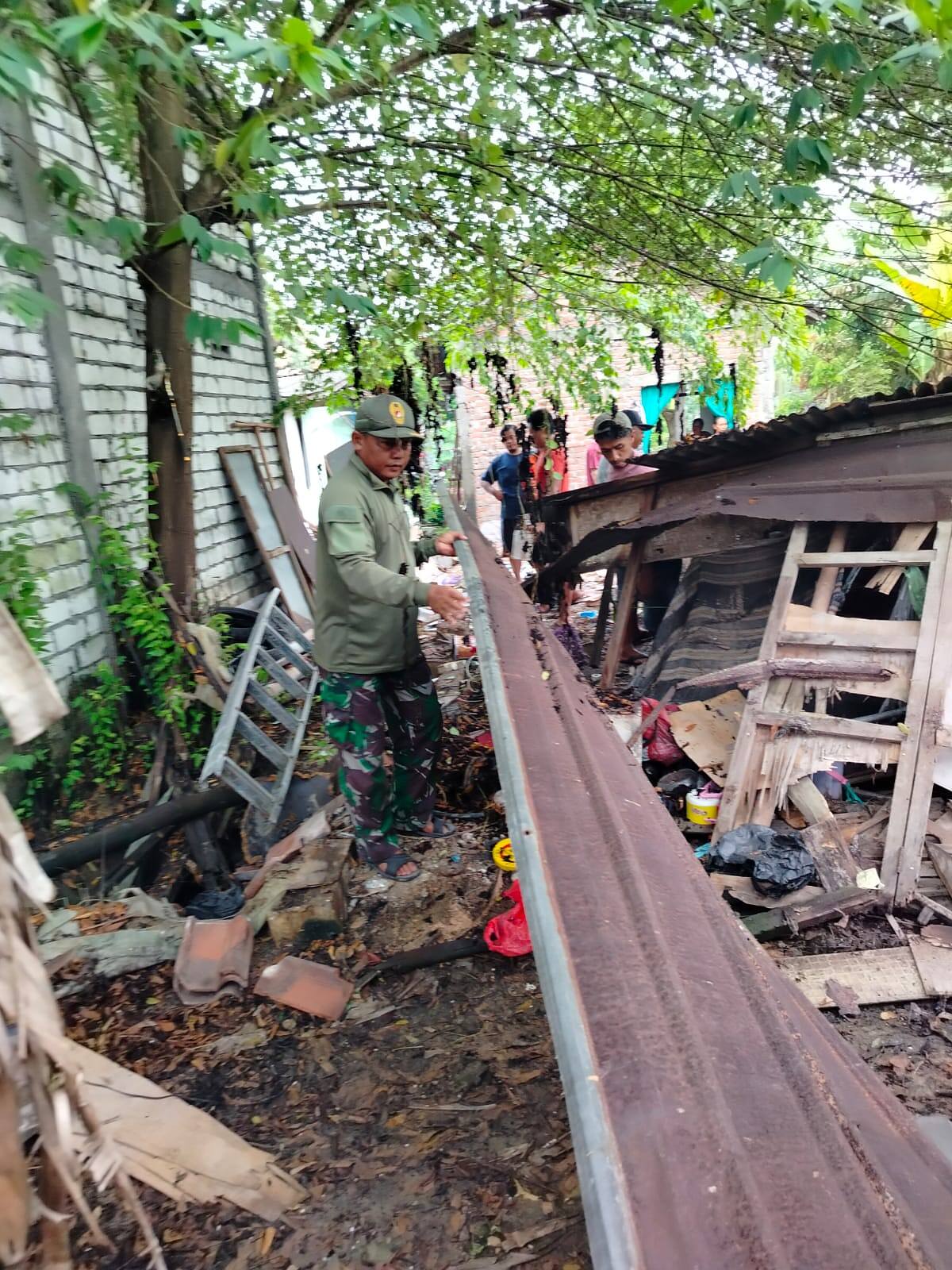 Peduli Warga, Babinsa Koramil 0812/04 Tikung Gotong Royong Bersihkan Rumah Roboh Milik Nenek Gendok