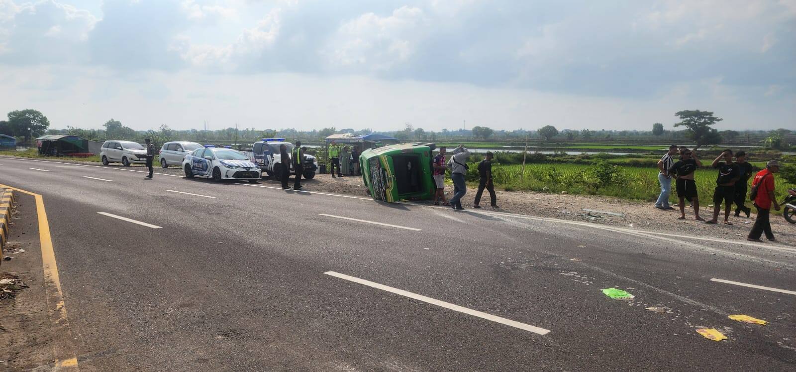 Polres Lamongan Sigap Evakuasi Korban Kecelakaan Elf di JLU Deket