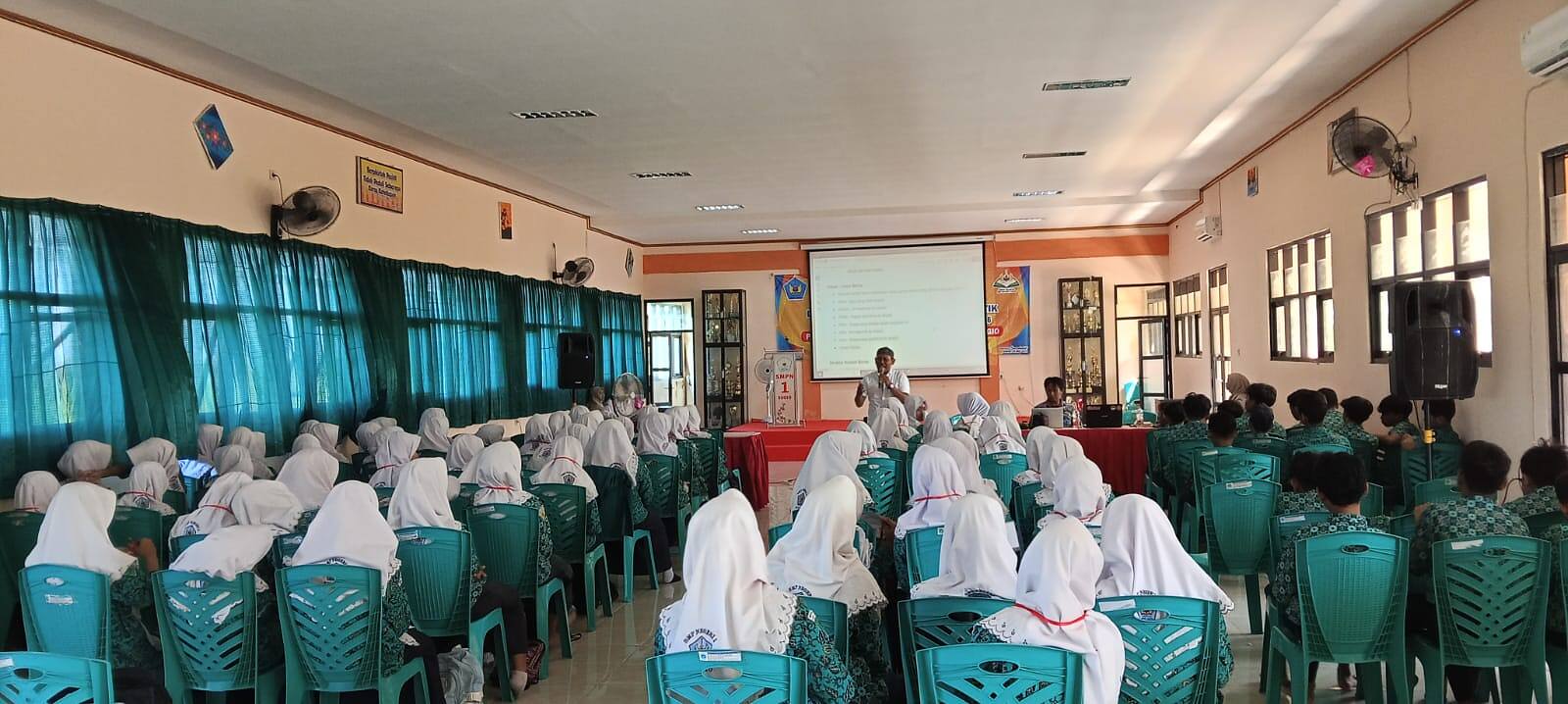 Tingkatkan Literasi Digital, SMPN 1 Sugio Adakan Pelatihan Jurnalistik Siswa