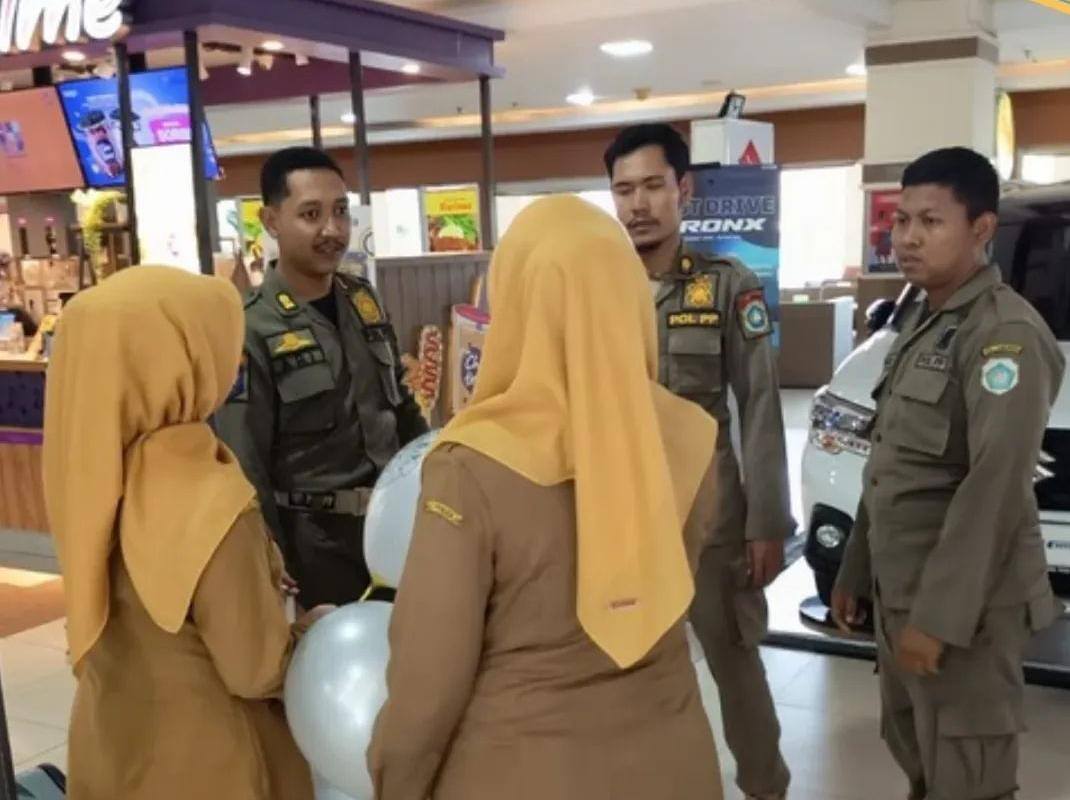 Satpol PP Lamongan Lakukan Operasi Disiplin ASN di Area Pertokoan dan Mall