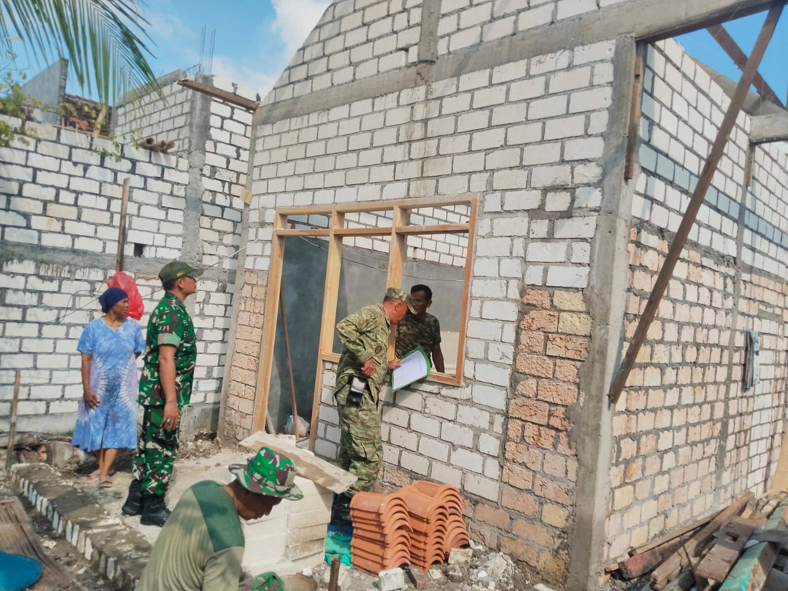 Kasdim 0812/Lamongan Monitoring Progres Bedah Rumah di Desa Sarirejo