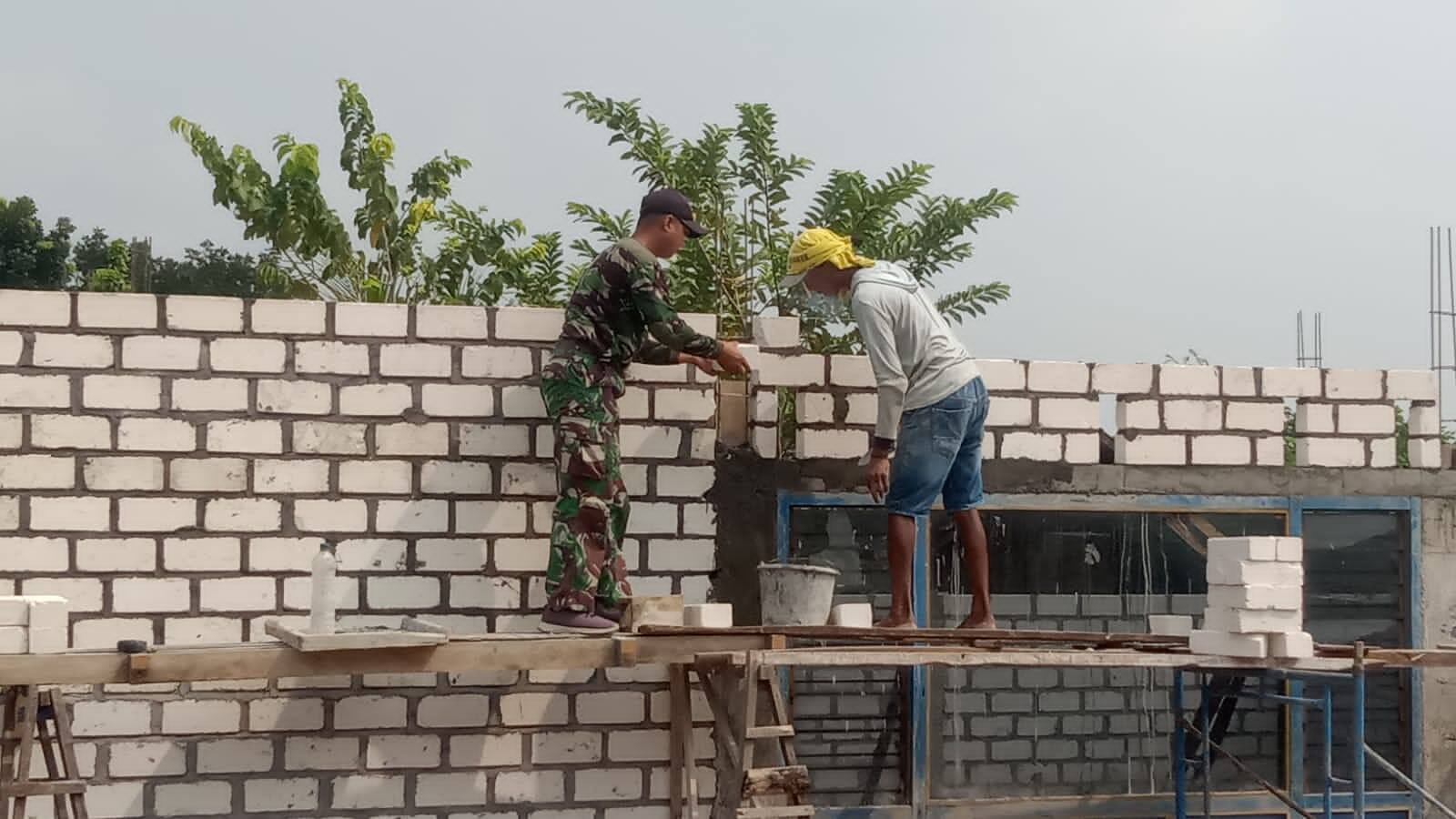 Babinsa Kodim 0812 Lamongan Bergerak Bangun Rumah Layak untuk Masyarakat Kurang Mampu
