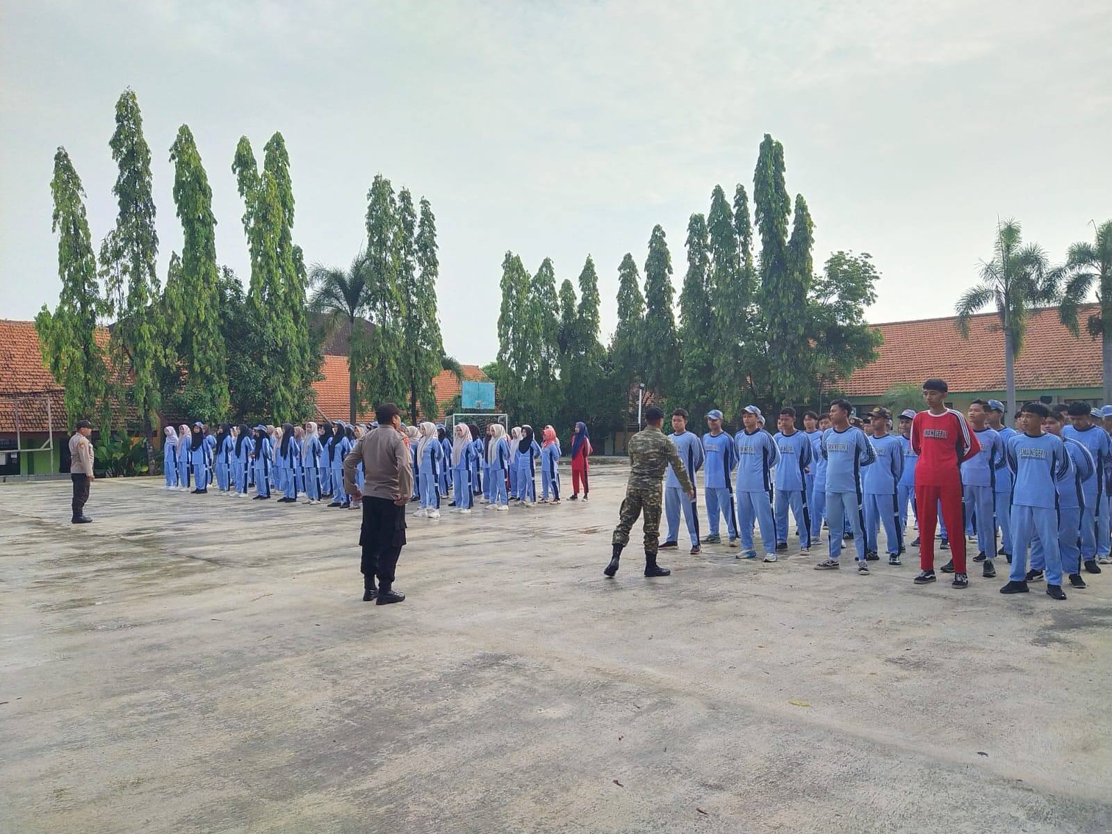 Tumbuhkan Jiwa Nasionalisme, Babinsa Kembangbahu Berikan Pelatihan PBB dan Pembinaan Fisik di SMAN 1