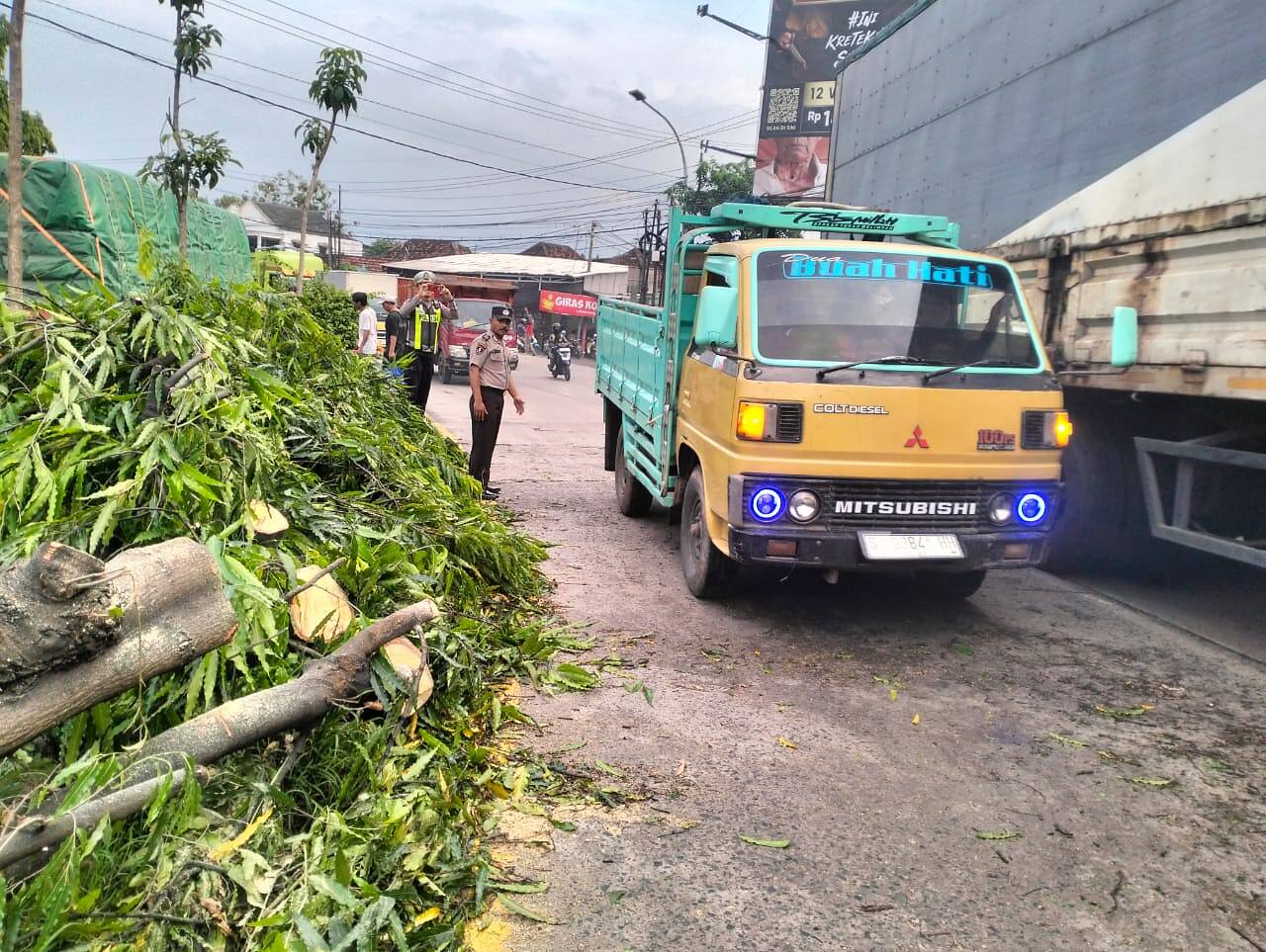 Satlantas Polres Lamongan Sigap Tangani Pohon Tumbang Akibat Kecelakaan Truk Tangki di Babat