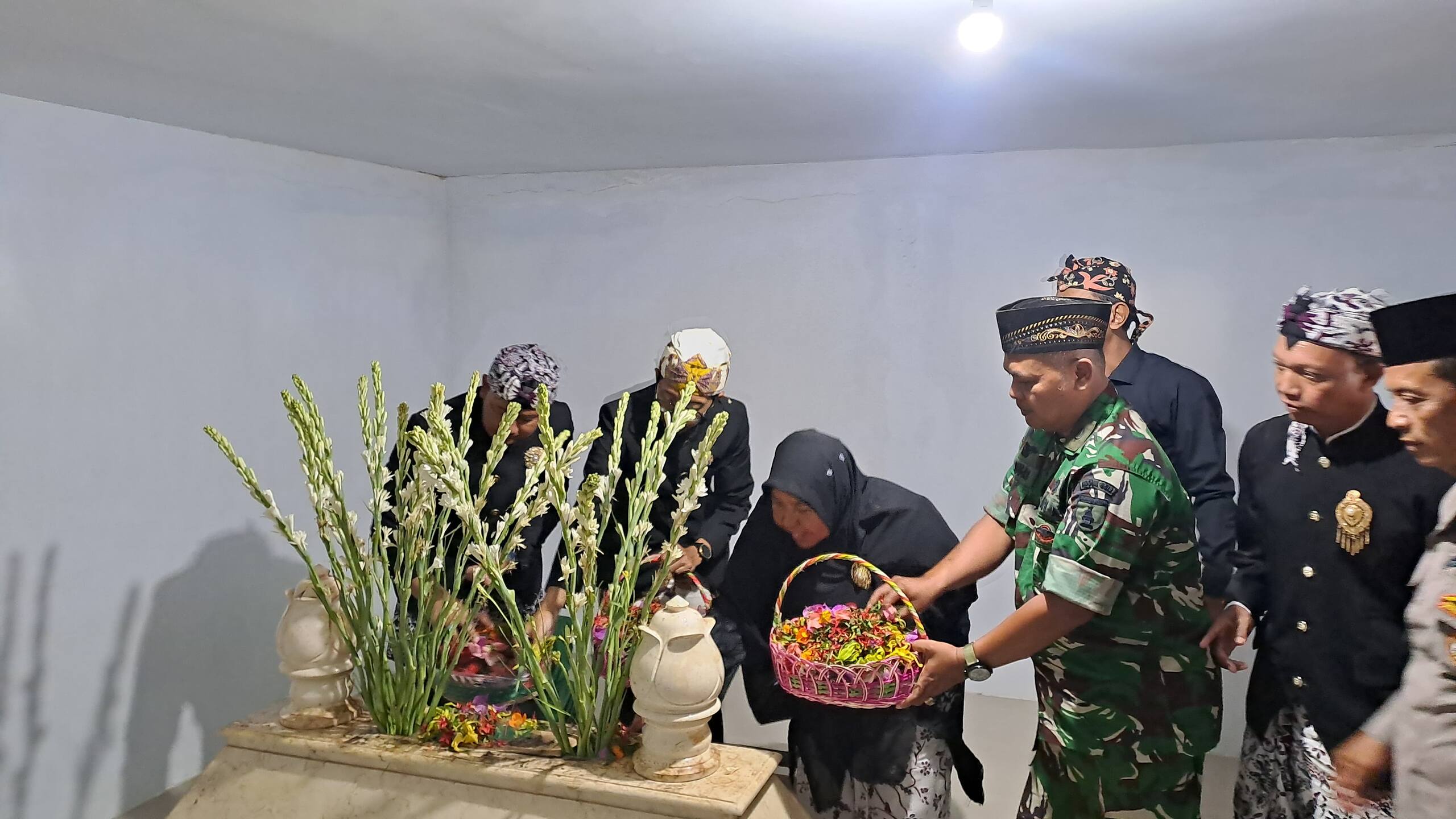 Sambut HJL ke-457, Koramil Maduran, Karangbinangun dan Turi Dampingi Tradisi Tabur Bunga di Makam Leluhur
