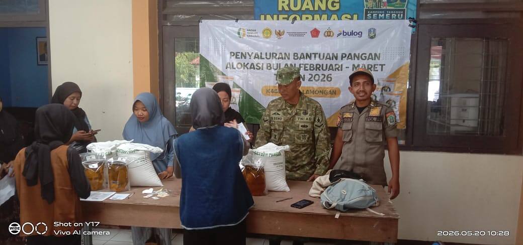 Koramil 0812/15 Karanggeneng Dampingi Penyaluran Bantuan Pangan untuk Warga Desa Banjarmadu