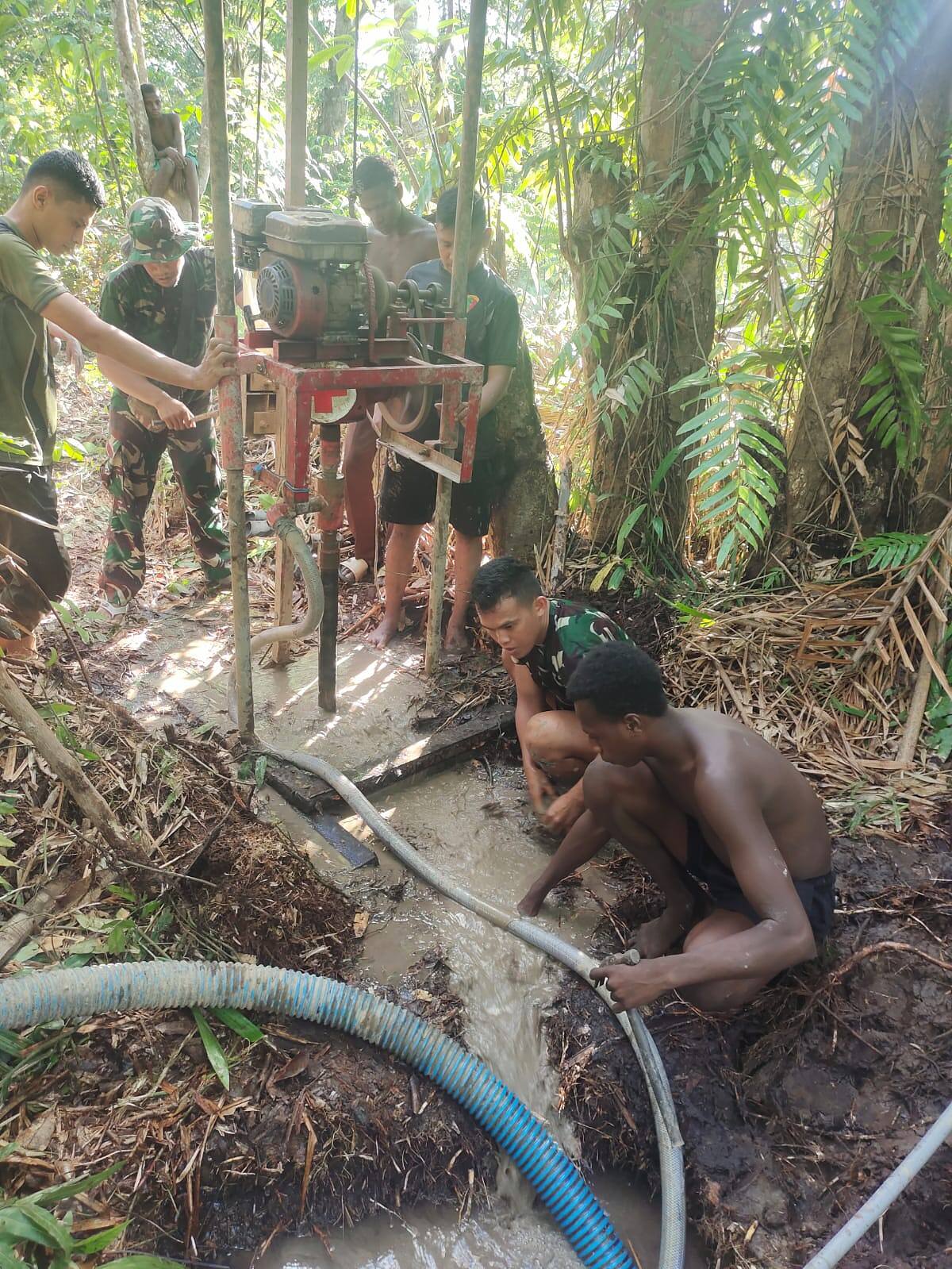 Satgas Yonif 123/Rajawali Bangun Sumur Bor di Kampung Soba, Wujud Kepedulian Presiden RI dan KSAD