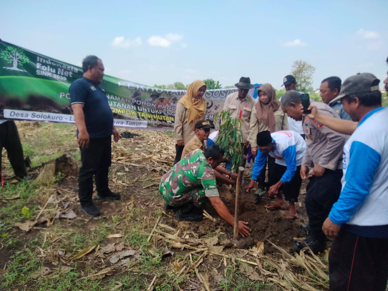 Perkuat Sinergi Pelestarian Hutan, Serka Suzaki Erfan Tanam Pohon Produktif di Solokuro
