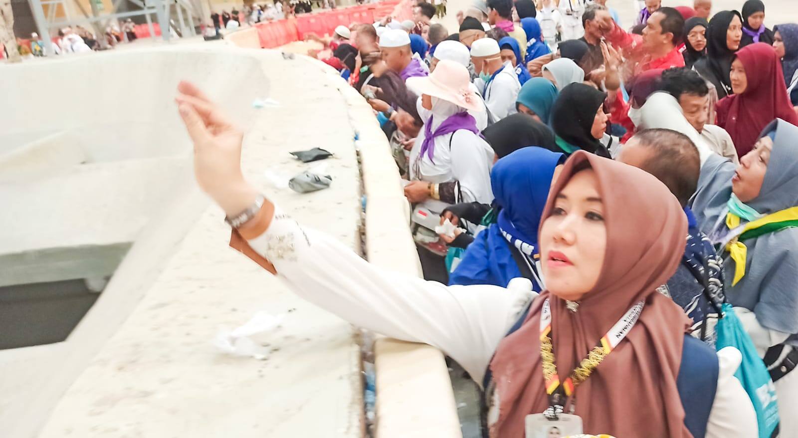 Pengalaman Berkesan di Mina, Ning Lia Rasakan Harmoni Antarjamaah Saat Lempar Jumrah