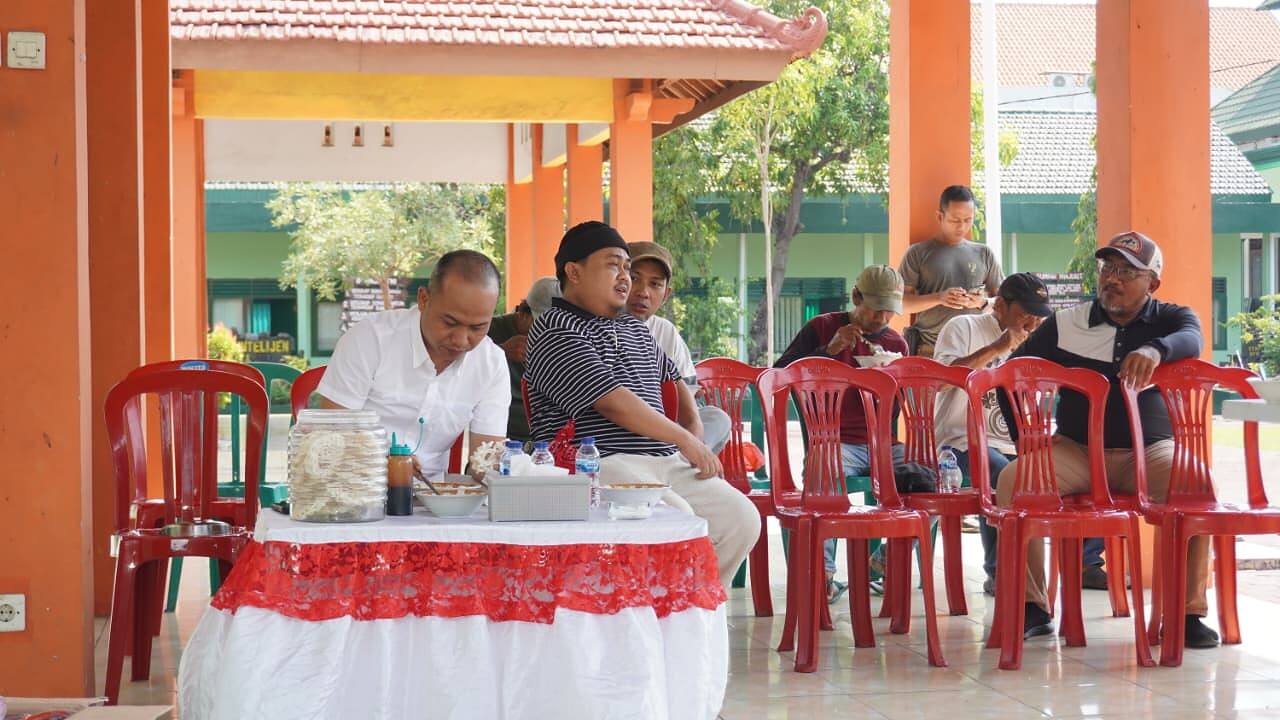 Jumat Berkah Humanis, Dandim 0812/Lamongan Berbagi Bersama Abang Becak