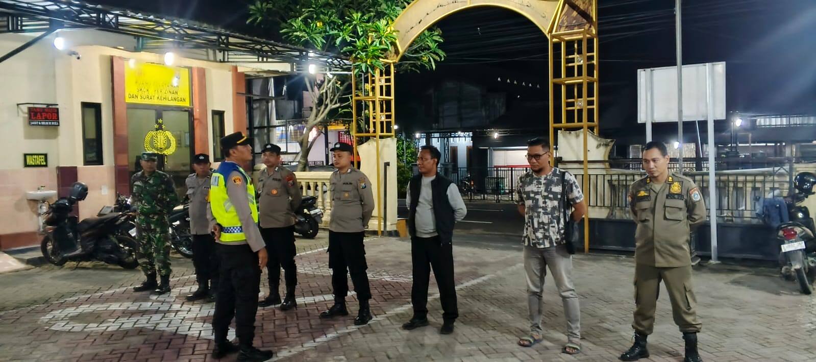 Jaga Kondusivitas Wilayah, Polsek Mantup Bersama Koramil dan Satpol PP Gelar Patroli Malam