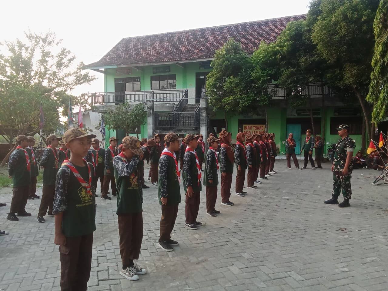 Serda Mahendra Bekali 80 Siswa MTS Bahrul Ulum dengan Wawasan Kebangsaan dan Disiplin PBB