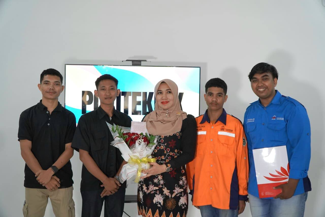 Ning Lia Teteskan Haru Usai Dapat Buket Bunga dari Mahasiswa KIP Polteksi